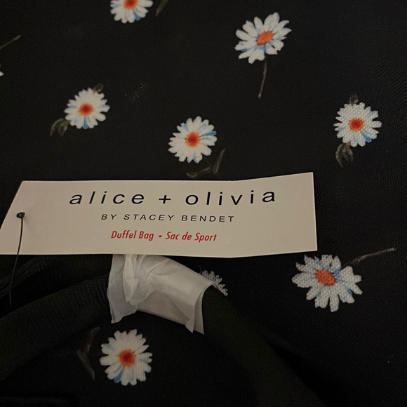 NWT Alice + Olivia Daisy Duffel bag with matching reversible hat - Picture 2 of 6